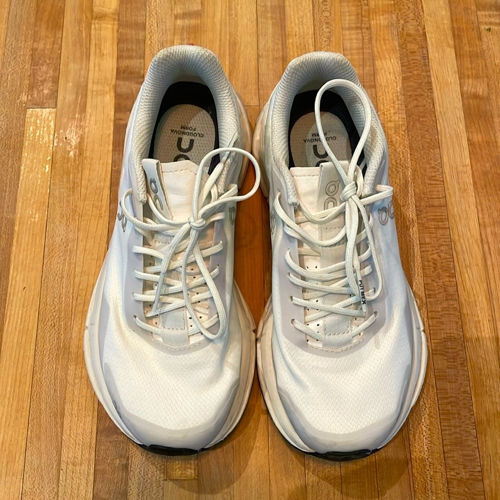 Women’s On Cloudnova running shoes